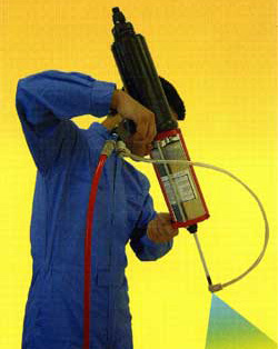 川島商事のウレタンスプレー加工の様子の写真